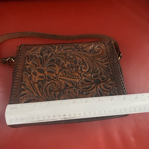 Vintage 1960’s hand tooled floral embossed leather purse. Brass Hardware. - Picture 9 of 12